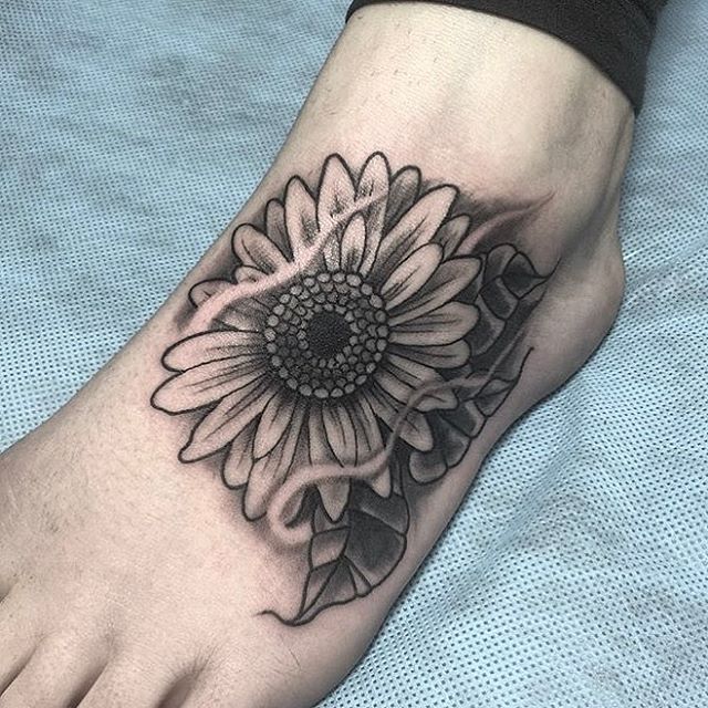 Sunflower coverup tattoo by @horichata #foottattoo #coverup #sunflower #sunflowertattoo #sandiegotattooartist #flowertattoo #sandiegotattoo