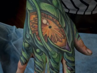bio-organic-alien-eye-green-hand-tattoo-terry-ribera-san-diego